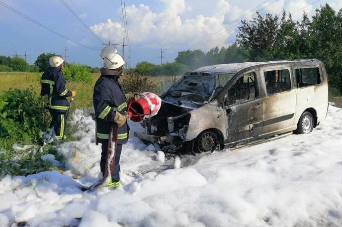 В Ладижині на дорозі загорілось авто