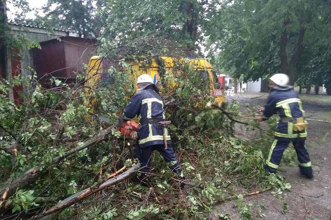 Через негоду на Вінниччині пошкоджено більше 300 будинків, знеструмлено майже сотню населених пунктів
