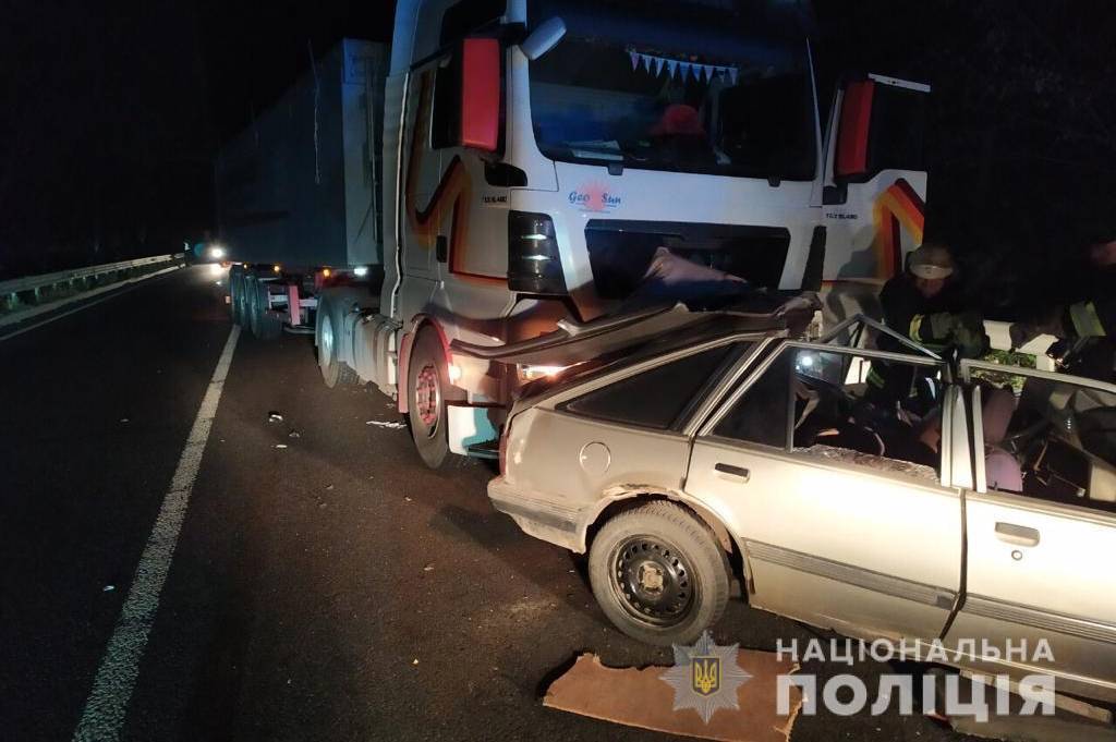 В Немирівському районі внаслідок зіткнення з вантажівкою загинув водій легковика