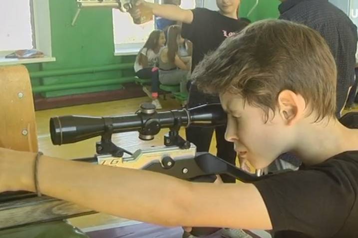 Майстри спорту з кульової стрільби навчали школярів стріляти по рухомій мішені