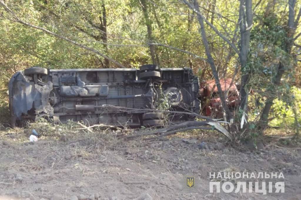 Неподалік Немирова після зіткнення з вантажівкою в кювет "злетіло" чотири авто