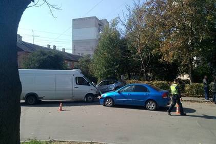 На перехресті вулиць Тимірязєва і П. Запорожця сталось потрійне ДТП, один водій постраждав