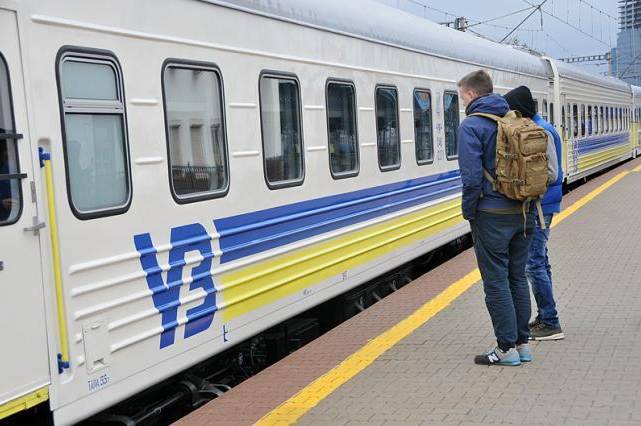 Укрзалізниця призначила десять додаткових поїздів на Покрову