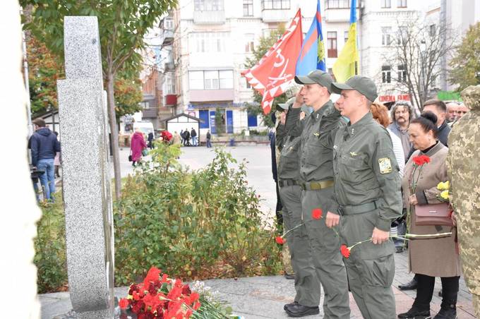 Вінничани поклали квіти з нагоди Дня захисника України