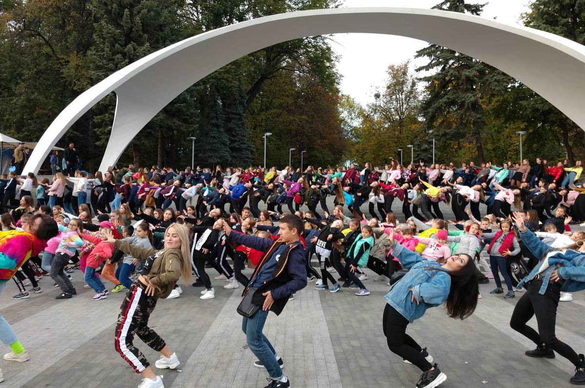 У Вінниці 700 юних танцівників одночасно «ловили ритм» на сходах до Центрального парку
