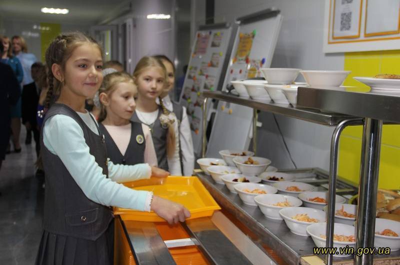 Не гірше ресторану: в шкільній їдальні у Жмеринці дітям пропонують мінестроне, бланманже та інші смаколики