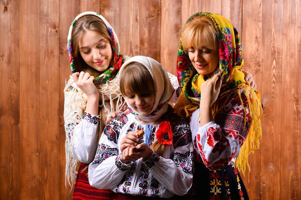 Флешмоб до Всесвітнього Дня української хустки наробив "ВАУ- ефекту" серед жінок