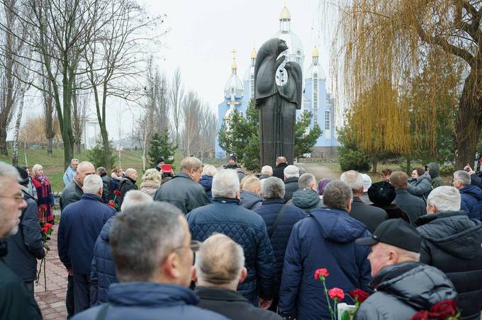 Вінничани поклали квіти до пам’ятника «Жертвам Чорнобиля»
