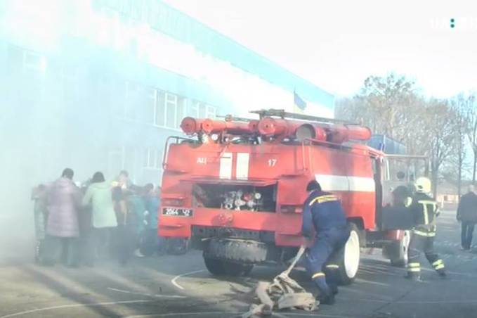 "Пожежа" у Вороновицькій школі: вінницькі рятувальники провели профілактичні навчання