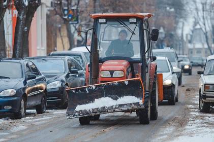 Комунальні служби прибирають вулиці від снігу