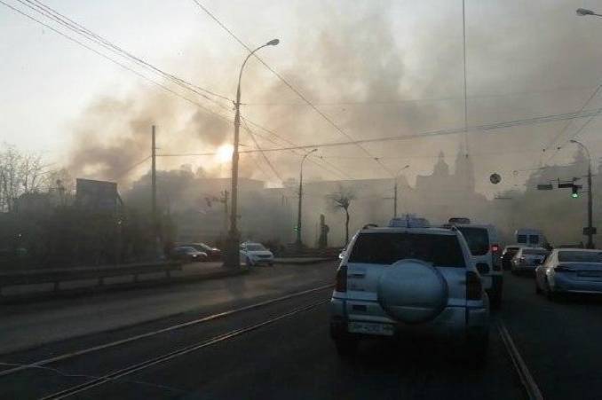 Центр міста обволокло димом: горів занедбаний будинок біля центрального мосту