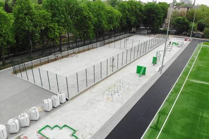У Вінниці біля школи №33 облаштовують спортивне ядро із першою у місті смугою перешкод