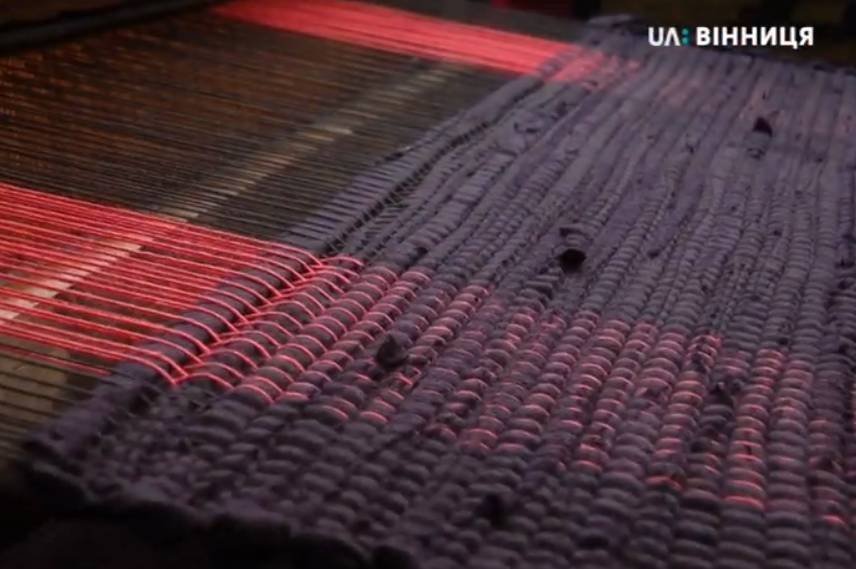 На Вінниччині майстрині виготовили майже сотню килимків із вживаного одягу 