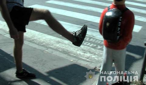 Поліція затримала молодика, який на пішохідному переході пошкодив фігурку «школяра» 