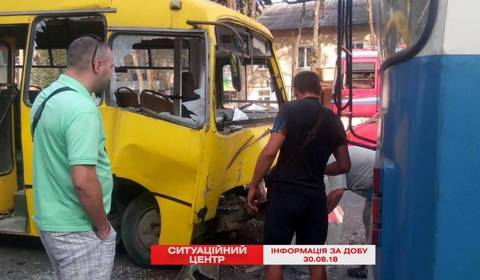 На вулиці Ватутіна зіштовхнулись маршрутка та тролейбус - один з пасажирів постраждав