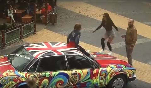 На площі Ліверпуль заради фото дівчина вилізла на дах автомобіля Ягуар 