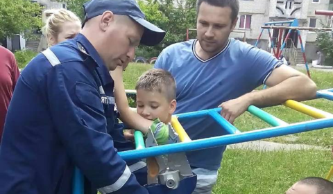 Небезпечний дитячий майданчик: дитину з драбини діставали рятувальники