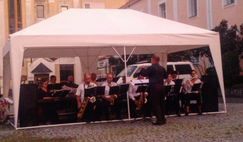 В центрі Вінниці звучали відомі пісні у джазовому аранжуванні