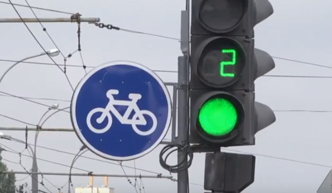 На перехресті Данила Галицького та Келецької з'явився світлофор для велосипедистів