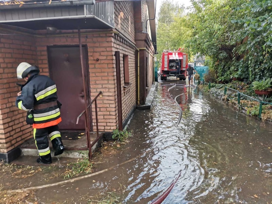 Вінницькі рятувальники відкачують воду з підтоплених будинків та прибирають повалені дерева