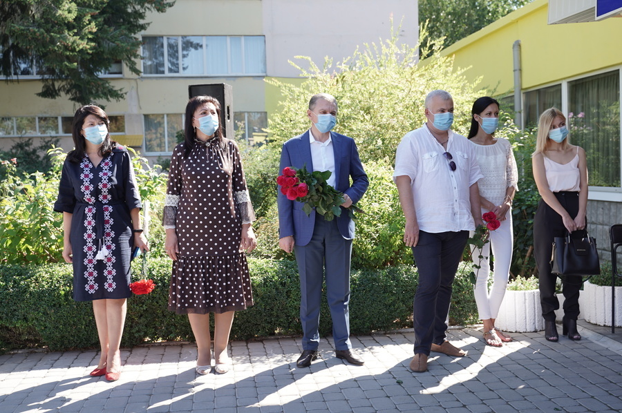У Вінниці відкрили меморіальну дошку колишній директорці Вінницького вищого професійного училища сфери послуг Ларисі Вороні
