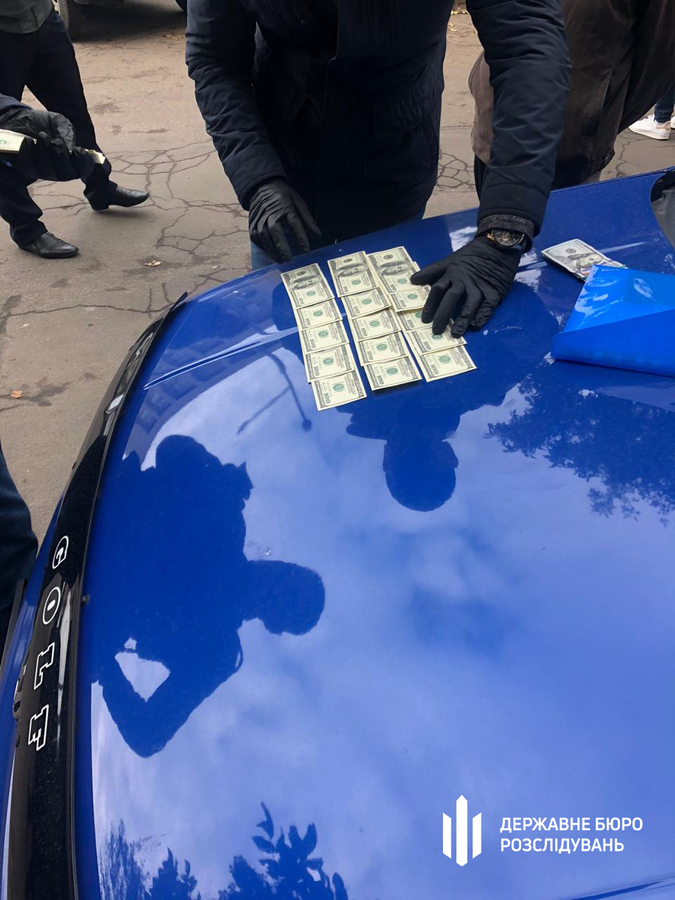 Працівники ДБР затримали вінницького поліцейського на хабарі в 5 тис. доларів