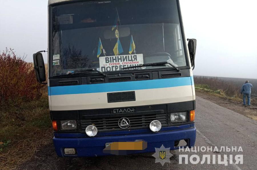 В Липовецькому районі легковик зіткнувся з пасажирським автобусом
