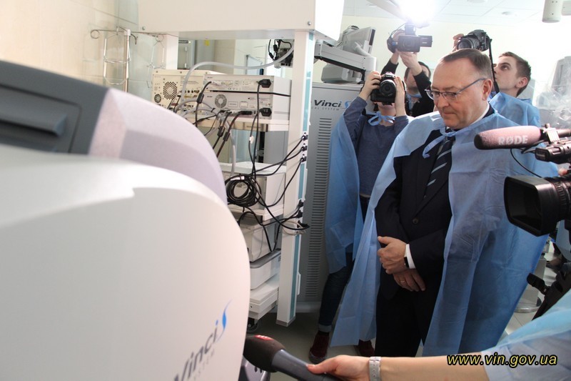 У Вінниці презентували  першого в Україні робота-хірурга daVinci