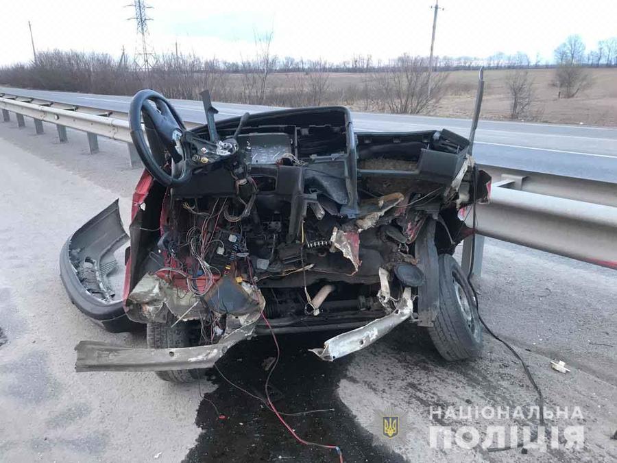 Жахлива ДТП під Калинівкою: двоє загиблих, авто розірване навпіл 