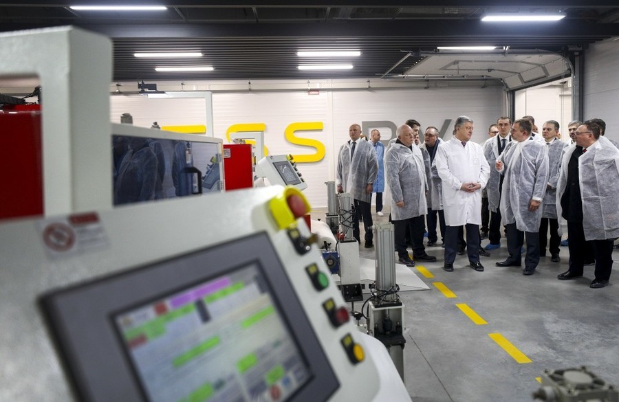 У Вінниці Петро Порошенко відвідав новий завод - перше українське підприємство, яке запустило промислове виробництво сонячних панелей