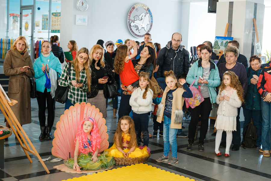 Сьогодні, 5 квітня, відзначили дітей, які представили свої роботи на виставці «Запали місто синім» 