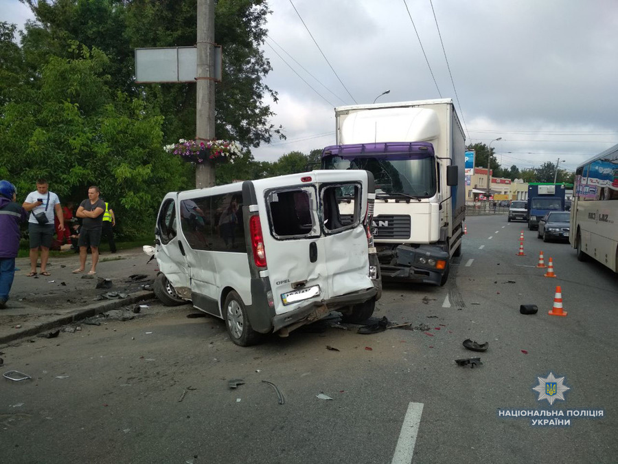 На вул. Лебединського зіткнулись п'ять автомобілів, одна людина загинула (оновлено)