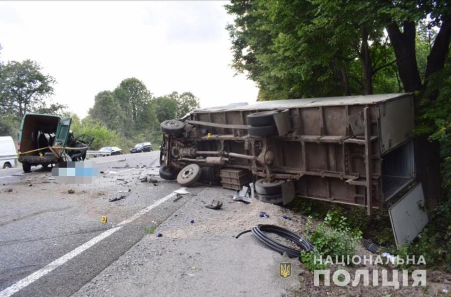 Неподалік Немирова зіткнулись мікроавтобус та вантажівка. Є загиблі