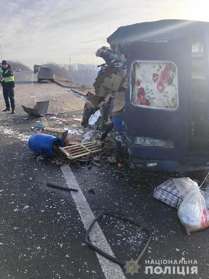 На Житомирському шосе вантажівка протаранила припарковану "Газель". Є постраждалі