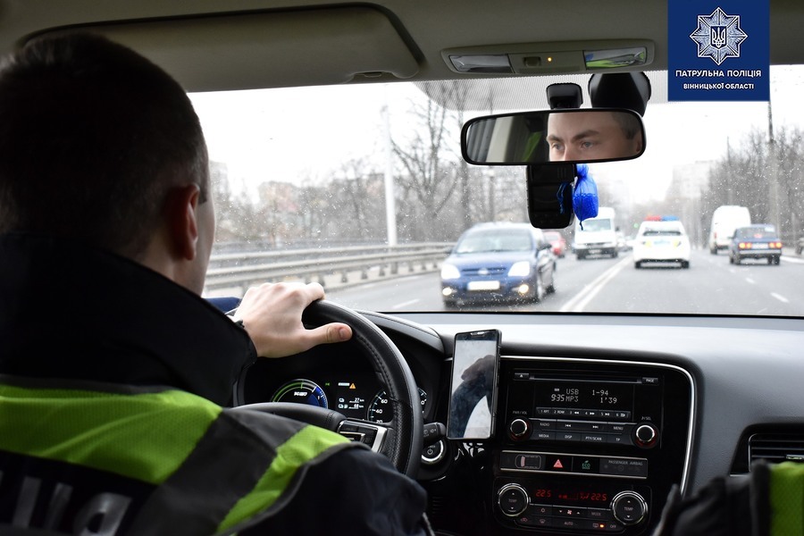 У Вінниці поліцейські перевіряли, чи пропускають водії транспорт із ввімкненими сиренами та маячками