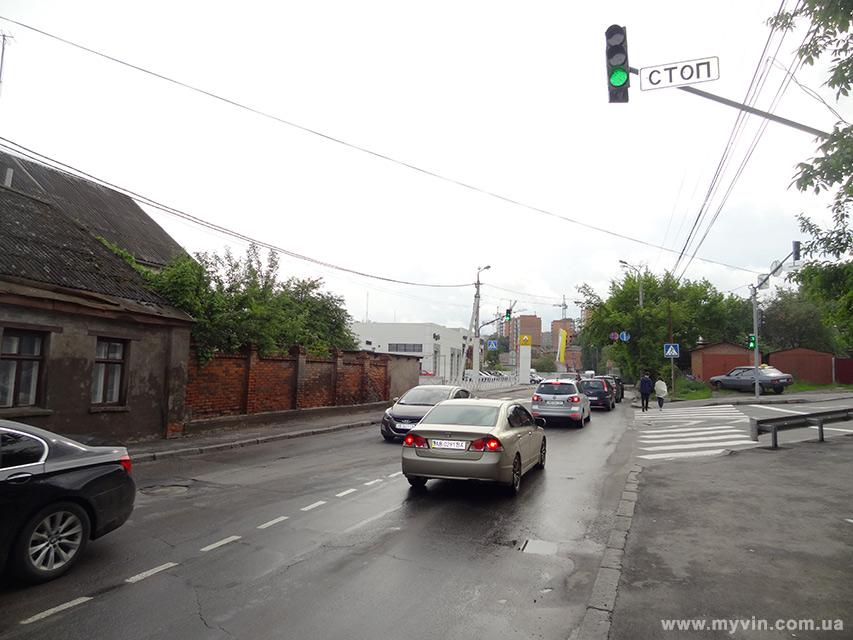 На виїзді з вулиці Городецького на Князів Коріатовичів встановлено світлофори