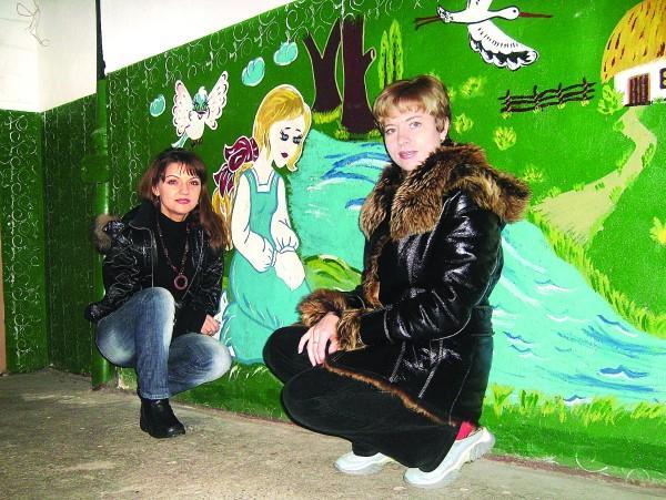 Вінничанка Людмила Поліщук (ліворуч) з кумою Наталею Савченко у під’їзді свого будинку. Розмальовувати стіни в будинку вона почала після розлучення з чоловіком(фото: Тамара ТИСЯЧНА)