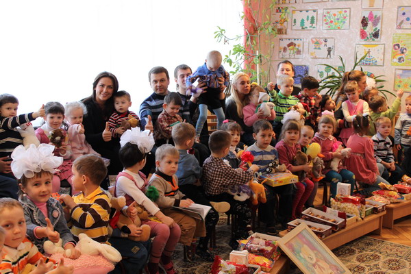 Украинские волонтеры помогают детям