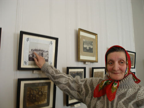 0-ти річна Надія Василівна Рибак розповідає про фото церковного хору, на якому зображено її бабусю