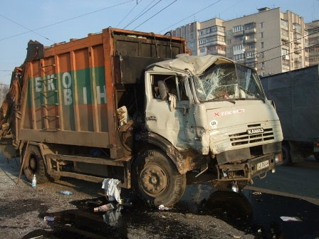 7 чоловік постраждало у Вінниці в результаті зіткнення сміттєвоза з
автобусом