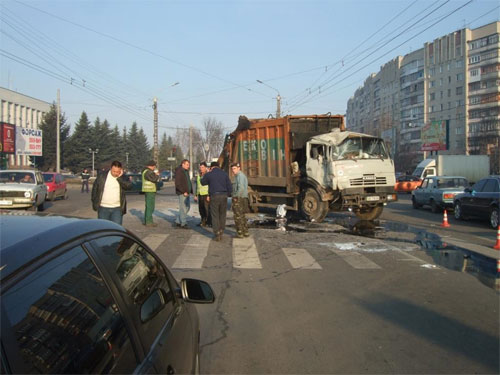 зіткнення пасажирського автобусу ПАЗ зі сміттєвозом КамАЗ