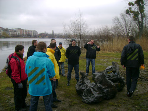 До Великодня активісти Вінницького осередку «Фронт Змін» організували прибирання берегів Південного Бугу