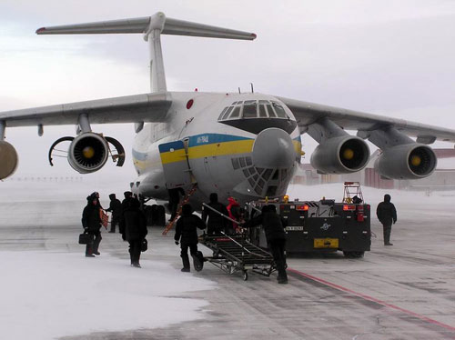 українські військові льотчики на літаку Іл-76МД перевезли на острові Гренландія понад 340 тисяч літрів пального