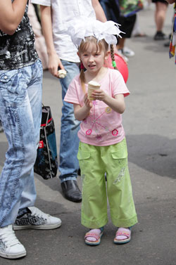 На День защиты детей в Донецке устроили фестиваль мороженого
