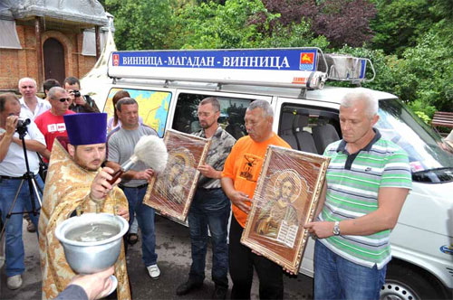 Священики благословили автопробіг Вінниця-Магадан-Вінниця