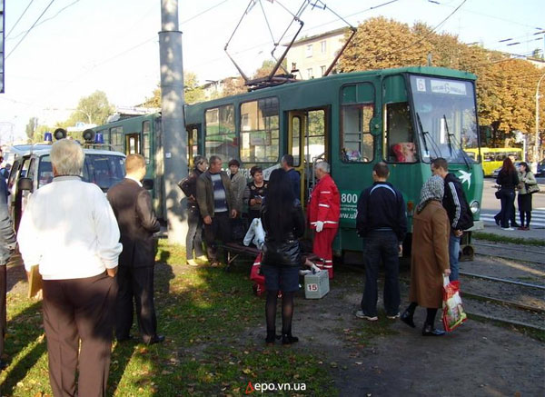Сьогодні вранці у Вінниці дівчина потрапила під трамвай
