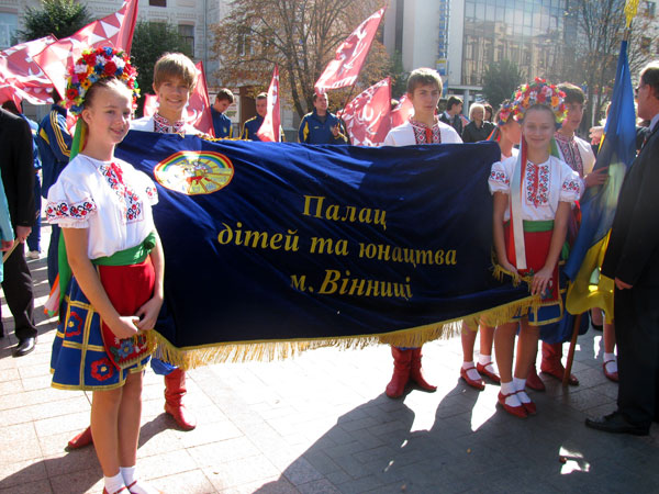 У Вінниці пройшов парад з нагоди 75-річчя Палацу дітей та юнацтва
