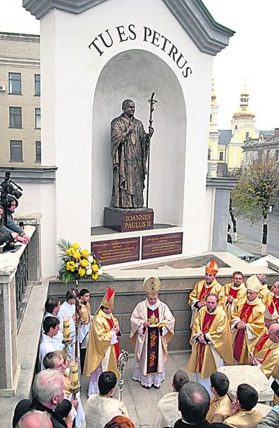 В Виннице поставили девятый памятник папе римскому Иоанну Павлу II