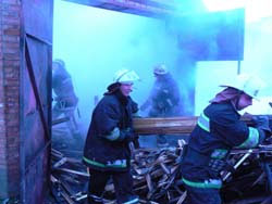 У Вінниці рятувальники запобігли розповсюдженню вогню у гаражному кооперативі