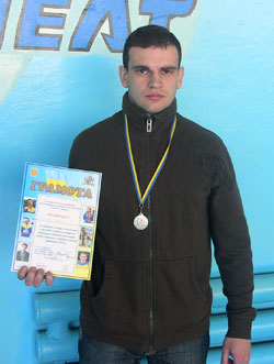 Юрій Гойнов, співробітник відділу податкової міліції Козятинської ОДПІ, здобув срібло і друге місце в особистому заліку на першості з гирьового спорту